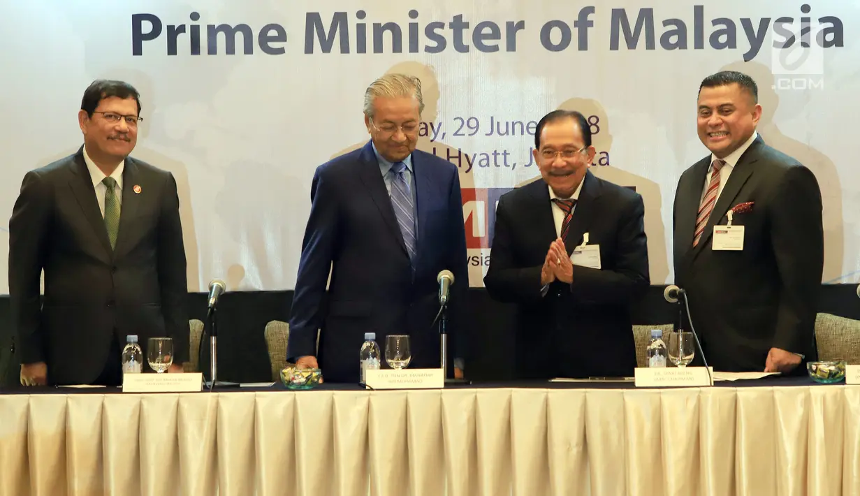 PM Malaysia, Mahathir Mohamad (kedua kiri) dan Ketua IMBC Tanri Abeng (kedua kanan) saat melakukan pertemuan di Hotel Grand Hyatt Jakarta, Jumat (29/06). Pertemuan berlangsung tertutup bagi awak media. (Liputan6.com/HO/Ismail)