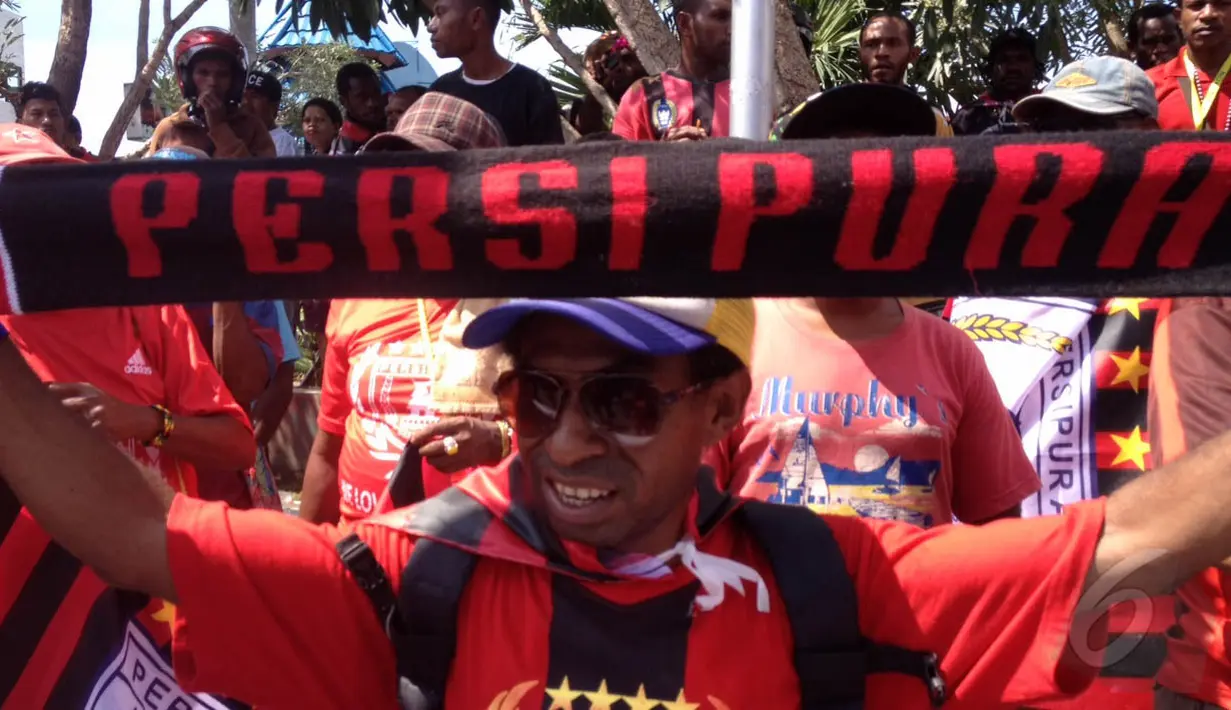 Persipura Mania turun ke jalan menuntut pemerintah membenahi persoalan persepak bolaan Indonesia. Terutama soal batalnya laga Piala AFC antara Persipura vs Pahang FA akibat tak keluarnya visa, Papua, Selasa (26/5/2015). (Liputan6.com / Katharina Janur)