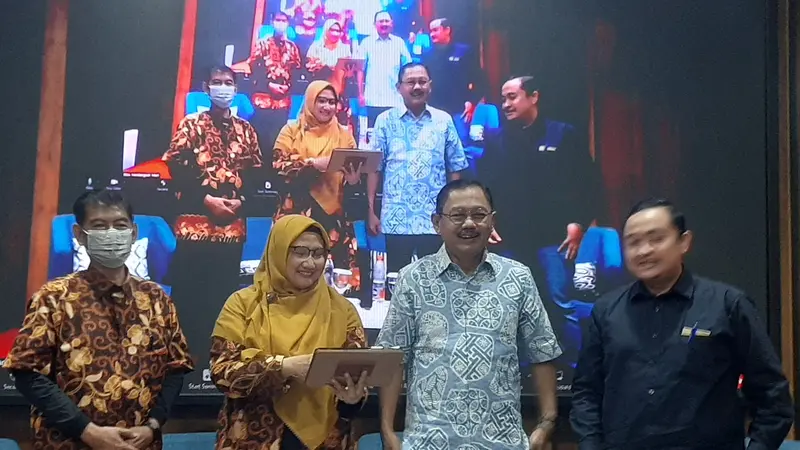 Guru besar Uroginekologi Rekonstruksi Unair Surabaya  Eighty Mardiyan Kurniawati (dua dari kiri) dan Direktur RSIA Kendangsari Merr Surabaya Dhimas Panji chondro A (paling kanan). (Istimewa)