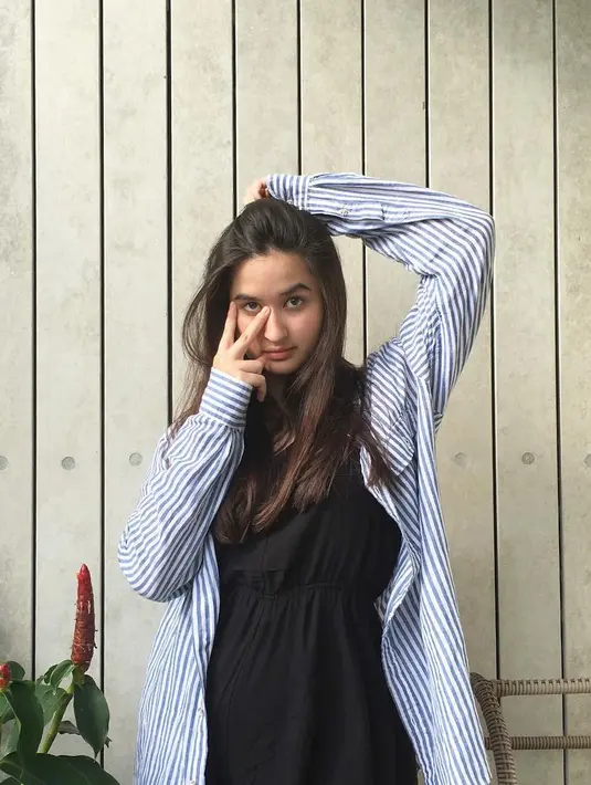 Stephanie Poetri merupakan anak dari Titi DJ dan mantan suaminya, Andrew Hollis. Wajah cantiknya merupakan perpaduan antara wajah bule dan Indonesia. (Foto: instagram.com/stephaniepoetri)