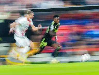 Pemain Real Madrid Vinicius Junior (kanan) berlari menggiring bola di sebelah pemain Rayo Vallecano Florian Lejeune pada pertandingan sepak bola Liga Spanyol di Stadion Vallecas, Madrid, Spanyol, 7 November 2022. Rayo Vallecano mengalahkan Real Madrid dengan skor 3.2. (AP Photo/Manu Fernandez)
