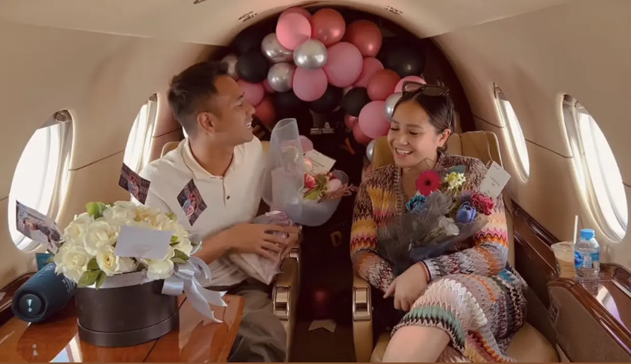 Tak sampai di situ, Raffi pun memberi kejutan di atas pesawat untuk Nagita yang mengenakan dress lengan panjang motif tribal. (@raffinagita1717)