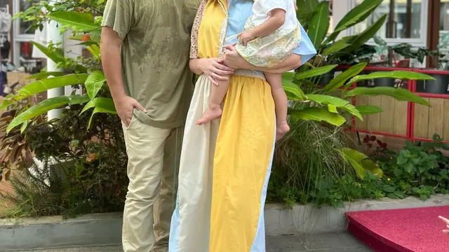 6 Momen Liburan Rianti Cartwright dan Suami, Kompak Asuh Buah Hati