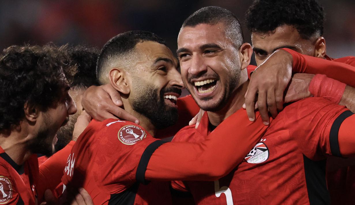 Pemain Liverpool tersebut berhasil membawa Mesir unggul 2-0 setelah memberikan assist untuk gol Ramy Raiba melalui sepak pojok. (AFP/Franck Fife)