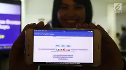 Seorang wanita menunjukkan tampilan dari aplikasi Informasi data dan pajak kendaraan di ponsel saat peluncuran di Samsat DKI Polda Metro Jaya, Jakarta, Rabu (21/6). (Liputan6.com/Angga Yuniar)
