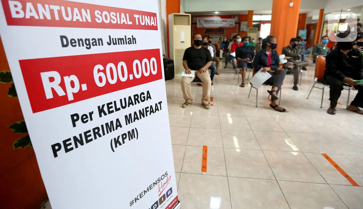 Keluarga Penerima Manfaat (KPM) dengan mengenakan masker dan menjaga jarak antre mencairkan bantuan sosial tunai di Kantor Pos Bogor, Rabu (13/5/2020). Bantuan langsung tunai bagi yang terdampak COVID-19 itu senilai Rp 600 ribu per bulan selama tiga bulan ke depan. (merdeka.com/Arie Basuki)