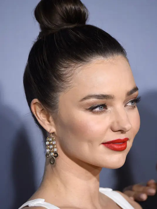 Ditemui oleh penjaga rumah Miranda saat sedang lompat pagar, Haywood langsung menyerang para penjaga dengan pisau yang menggores wajah para penjaga. (AFP/Bintang.com)