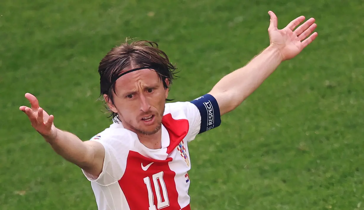 Pemain Kroasia, Luka Modric tampak kecewa setelah ditahan imbang Albania pada laga Grup B di Volksparkstadion, Hamburg, Rabu (19/6/2024). (AFP/Ronny Hartmann)