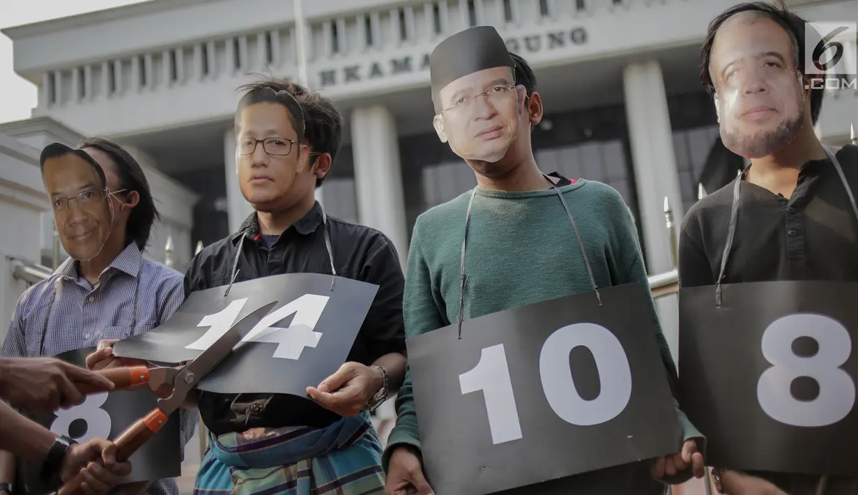 Sejumlah massa aksi dari Indonesia Corruption Watch (ICW) menggelar aksi teatrikal klinik sunat putusan koruptor di depan Gedung Mahkamah Agung, Jakarta, Jumat (29/3). Dalam aksinya mereka menuntut Mahkamah Agung untuk menolak setiap permohonan PK yang diajukan oleh terpidana korupsi. (Liputan6.com