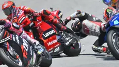 Insiden horor mewarnai jalannya balap MotoGP Catalunya 2022 pada Minggu (05/06/2022) malam WIB. Pebalap LCR Honda, Takaaki Nakagami terjatuh usai ban motor depannya selip ketika mengerem di tikungan pertama. Bahkan, kepalanya sempat membentur roda belakang pebalap Ducati Lenovo, Francesco Bagnaia. (AFP/Pau Barrena)