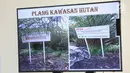 Gambar plang kawasan hutan ditunjukkan saat rilis kasus tindak pidana illegal loging di Bareskrim Polri, Jakarta, Selasa (6/8/2019). Polisi menyita barang bukti berupa dua unit truk, kayu olahan, dokumen, telepon genggam, kartu ATM serta alat tebang. (Liputan6.com/Immanuel Antonius)