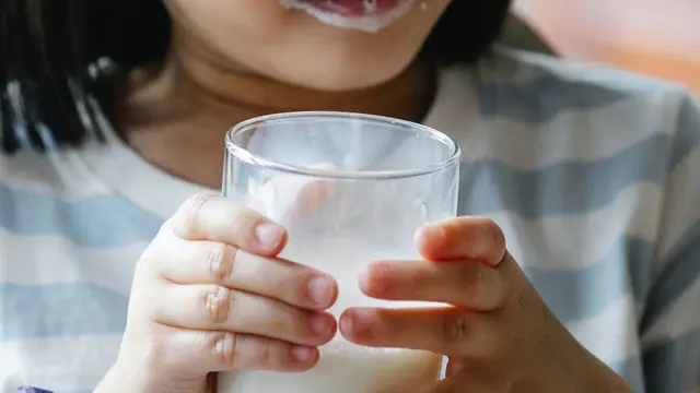 Ilustrasi Anak Minum Susu/ Pexels