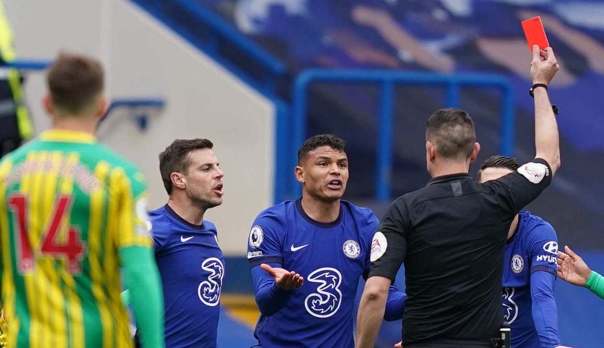 Satu menit unggul, Chelsea mendapatkan petaka. Thiago Silva diusir keluar lapangan setelah mendapatkan kartu merah di laga ini. (Foto: AFP/Pool/John Walton)