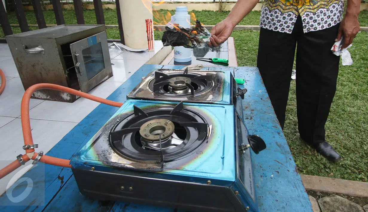 Peneliti mengecek pipa instalasi pengolahan bahan bakar gas metan di TPA Cipayung, Depok, Jumat (3/6). Pemanfaaatan gas metan itu diharapkan mampu digunakan semaksimal mungkin untuk menjadi bahan bakar bagi warga sekitar. (Liputan6.com/Immanuel Antonius)