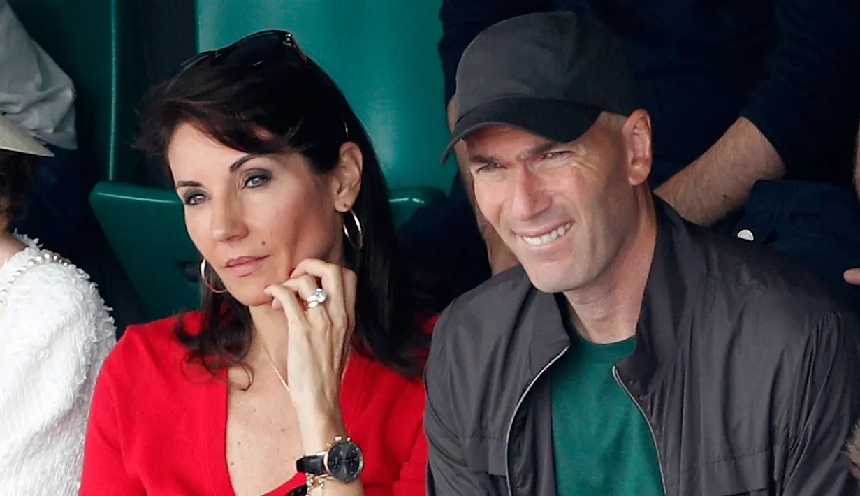 Mantan pelatih Real Madrid, Zinedine Zidane ditemani istri, Veronique menyaksikan final Prancis Terbuka 2018 di Roland Garros, Minggu (10/6). Zidane memang langsung pulang ke Prancis setelah memutuskan mundur sebagai pelatih Madrid. (AP/Christophe Ena)