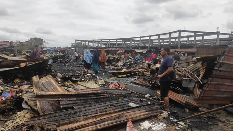 Seorang pedagang di Pasar Cik Puan melihat puing-puing kebakaran yang terjadi pada Minggu kemarin.