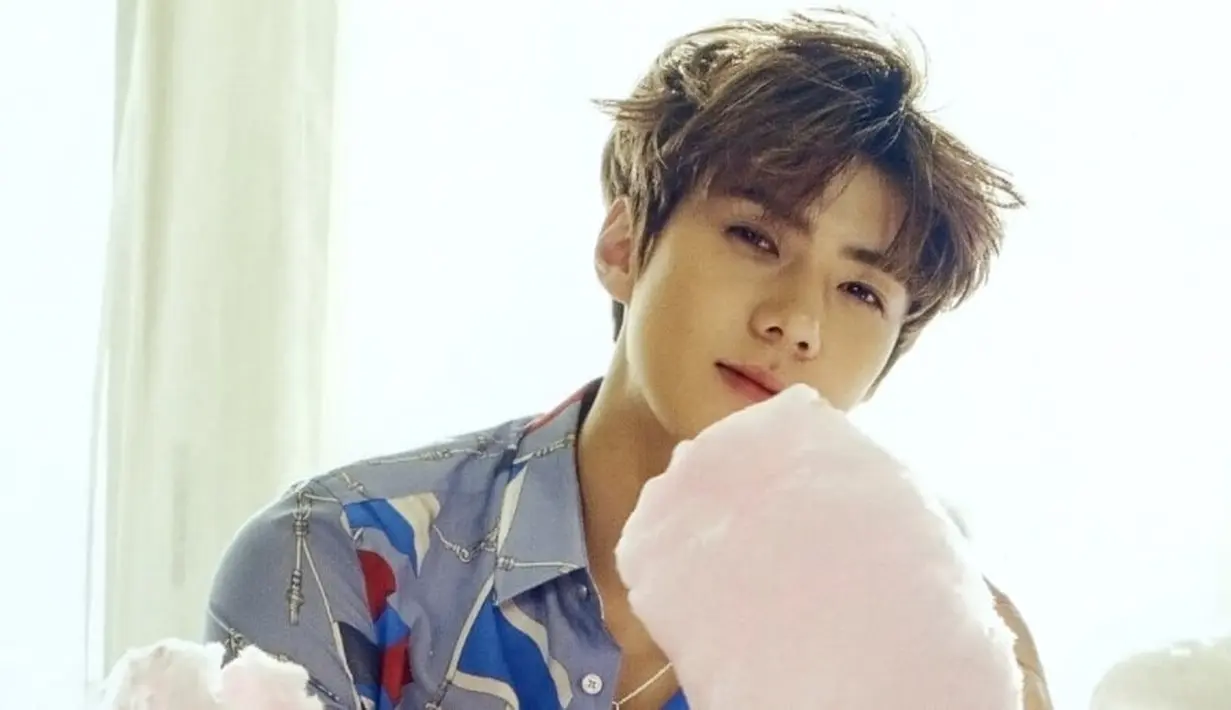 Baru-baru ini para penggemar Sehun EXO membuat kagum publik. Lantaran mereka mengumpulkan donasi sebanyak 11 ton beras dan dibagikan kepada orang-orang yang tak mampu. (Foto: Soompi.com)