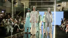 Model membawakan busana rancangan Uma Privee saat Jakarta Modest Fashion Week di Gandaria City, Jakarta, Minggu (29/7). (Liputan6.com/Herman Zakharia)