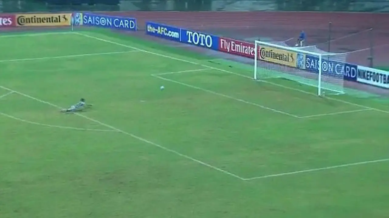 Kiper Timnas U-16 Korea Utara, Jang Paek-ho berpura-pura terjatuh saat mengejar bola