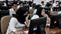 CPNS saat mengikuti SKD di Kantor BKN Pusat, Jakarta, Senin (27/1/2020). Tes SKD CPNS Tahun Anggaran 2019 diselenggarakan mulai 27 Januari hingga 28 Februari 2020 dengan jumlah peserta memenuhi syarat (MS) untuk mengikuti SKD sebanyak 3.364.868 orang. (merdeka.com/Iqbal S. Nugroho)