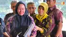 Atut membawa sejumlah berkas yang telah disiapkan saat menjalani pemeriksaan (Liputan6.com/Abdul Aziz Prastowo)
