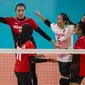 Pemain Voli Indonesia melakukan selebrasi saat melawan Thailand pada laga Asian Games 2018 di Volley Indoor, GBK, Jakarta, Senin (27/8/2018). Indonesia kalah 1-3 dari Thailand. (Bola.com/Vitalis Yogi Trisna)