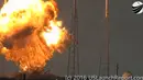 Bola api terlihat akibat ledakan Roket SpaceX Falcon 9 saat uji coba peluncuran di Cape Canaveral, Florida, AS, Kamis (1/9). Pesawat ini pekan depan rencananya akan mengangkut satelit komunikasi pertama Facebook ke luar angkasa. (Launch Report/REUTERS)