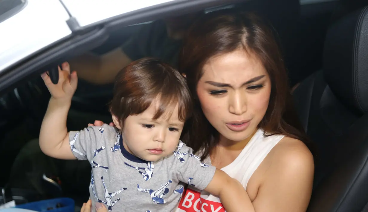 Sebagai orangtua tunggal, Jedar bangga dengan perkembangan putranya sekarang. Jessika Iskandar mengatakan bahwa anaknya dengan lancar menggunakan bahasa Indonesia dan Inggris. (Andy Masela/Bintang.com)