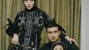 Intip gaya Margin bersama Ali dan sang putri, Guzel kompakan dengan outfit hitam. [Instagram @marginw]