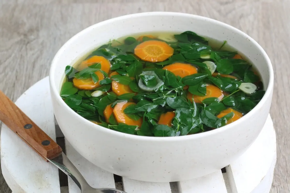 sayur bening daun kelor wortel