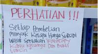 Salah satu supermarket di Kabupaten Gorontalo yang memberlakukan aturan khusus yang ingin mendapatkan minyak goreng satu harga (Arfandi/Liputan6.com)