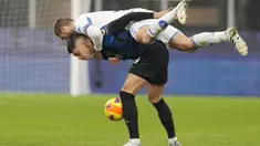 Inter Milan harus bersusah payah hingga extra time untuk mengalahkan Empoli dengan skor 3-2 dalam partai babak 16 besar Coppa Italia 2021/22, Kamis (20/1/2022). (AP/Antonio Calanni)