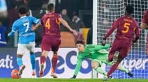 Pemain Napoli, David Neres, mencetak gol ke gawang AS Roma pada laga Liga Italia di Stadio Olimpico, Senin (1/12/2025) dini hari WIB. (AP Photo/Gregorio Borgia)