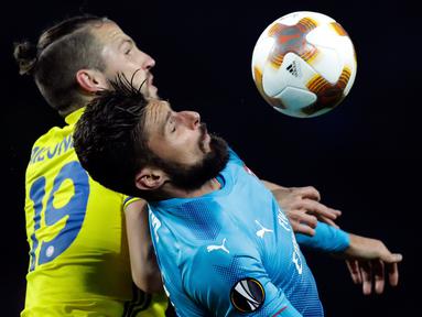 Pemain Arsenal, Olivier Giroud melompat untuk berebut bola dengan pemain BATE Borisov, Nemanja Milunovic dalam lanjutan fase Grup H Liga Europa 2017/18 di Borisov Arena, Kamis (28/9). The Gunners menang dengan skor 4-2. (AP/Sergei Grits)