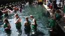 <p>Wisatawan antri membersihkan diri (melukat) di Pura Tirta Empul, Desa Tampaksiring, Gianyar, Bali, jumat (6/5/20222). Dalam sehari, lebih dari 2.000 wisatawan berkunjung ke obyek wisata spiritual i yang menjadi salah satu primadona di Pulau Bali ini. (merdeka.com/Arie Basuki)</p>