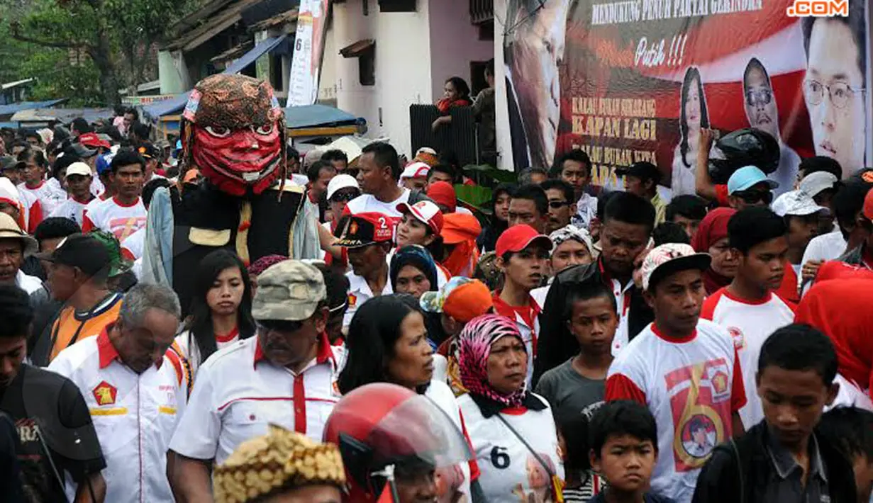 Si Cepot tampak di antara ribuan simpatisan Partai Gerindra yang mendatangi Lapangan Bojongloa Bandung (Liputan6.com/Helmi Fithriansyah)