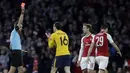 Bek Atletico Madrid, Sime Vrsaljko, mendapat kartu merah saat melawan Arsenal pada laga semifinal Liga Europa di Stadion Emirates, Kamis (26/4/2018). Arsenal ditahan 1-1 oleh Atletico Madrid. (AP/Matt Dunham)