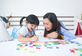 Lewat permainan, anak belajar memecahkan masalah dan mengasah berbagai kemampuan lainnya. (Foto/Dok: freepik.com/jcomp)