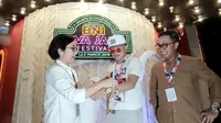 Direksi Retail Banking BNI Tambok P Setyawati (kiri) memakaikan gelang TapCash pada Rizky Febian (tengah) bersama Pemimpin Divisi Komunikasi Pemasaran BNI Indomora Harahap (kanan) di BNI Lounge, Jumat, 1 Maret 2019. (dok. BNI)