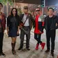 (Ki-ka) Ryan D'Masiv, Momo Geisha,  Iwan Fals, Giring Nidji dan  Ariel NOAH berpose usai pembuatan video klip lagu 'Kemesraan' di kawasan Jakarta Timur, Selasa (19/1/2016). (Liputan6.com/Faizal Fanani)