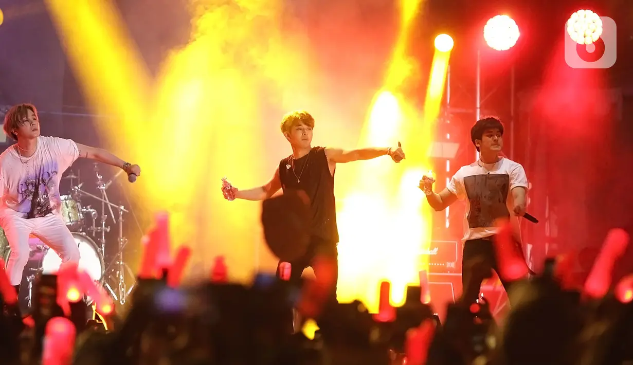 Boyband asal Korea Selatan, iKON menghibur penonton pada festival musik GUDFEST 2019 hari pertama di Helipad Parking Ground, Senayan, Sabtu (2/11/2019). Kehadiran iKON dalam GUDFEST merupakan yang pertama setelah Hanbin atau B.I memutuskan hengkang. (Fimela.com/Bambang E. Ros)