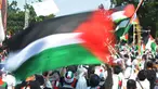 Massa aksi pendukung Palestina melakukan unjuk rasa di depan gedung Kedutaan Besar Amerika Serikat di Jakarta, Sabtu (3/8/2024). (merdeka.com/Imam Buhori)