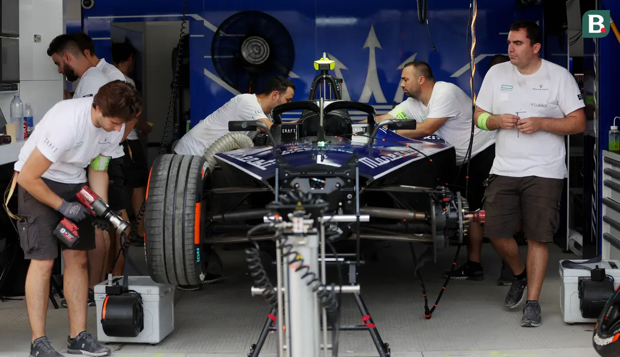 Kru paddock tim Maserati Msg Racing mempersiapkan mobil jelang balapan Formula E di Sirkuit International E-Prix Circuit (JIEC), Ancol, Jakarta, Jumat (02/06/2023). (Bola.com/M Iqbal Ichsan)