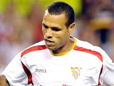 Sevilla's Luis Fabiano celebrates after scoring against Malaga during the Antonio Puerta Trophy at the Ramon Sanchez Pizjuan's stadium in Seville, 23 August 2008. AFP PHOTO/ CRISTINA QUICLER