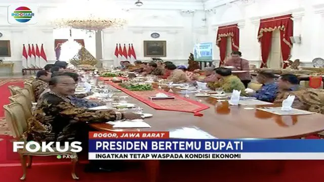 Presiden Jokowi bertemu sejumlah bupati di Istana Bogor bahas permasalahan ekonomi.