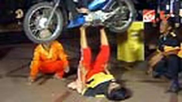 Wanita Paruh Baya Kuat Angkat Motor