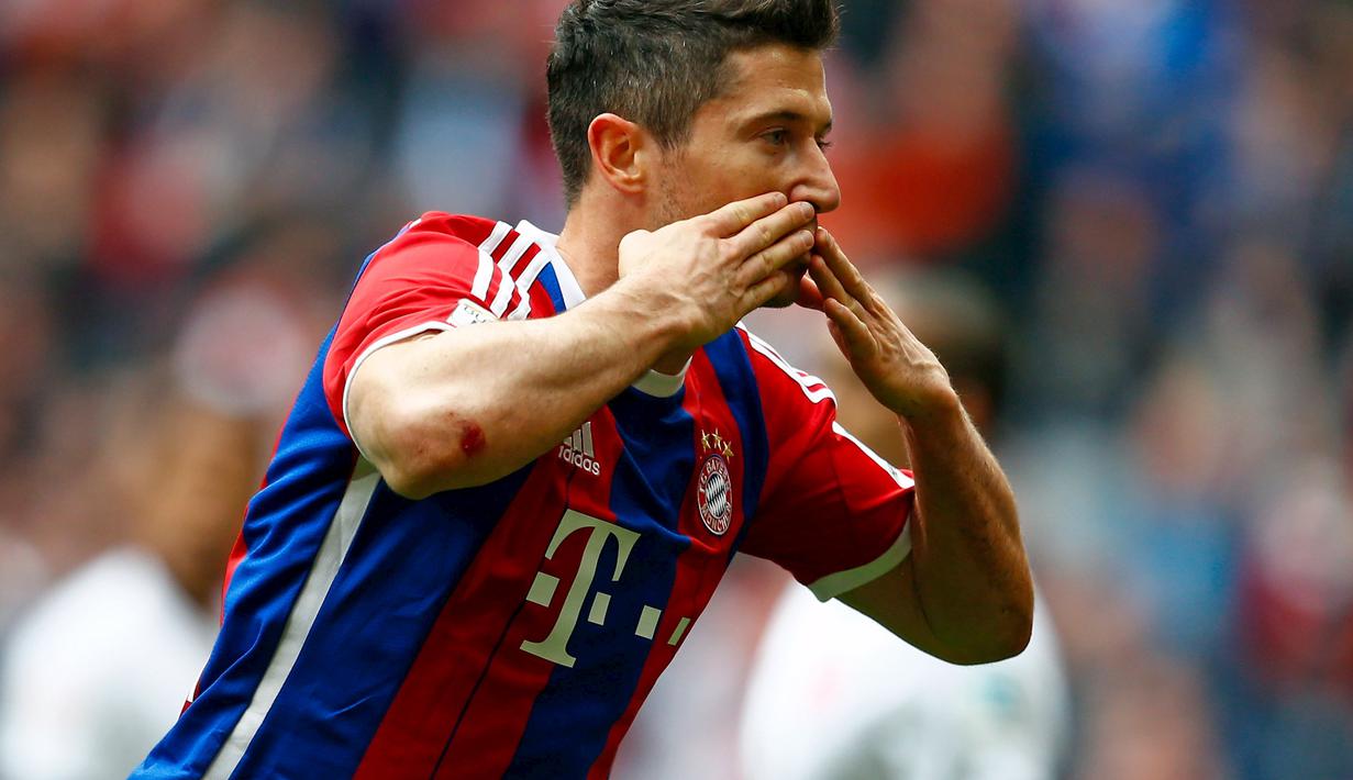 Selebrasi Robert Lewandoski setelah berhasil mencetak gol pertama ke gawang Eintracht Frankfurt (REUTERS/Michael Dalder) 