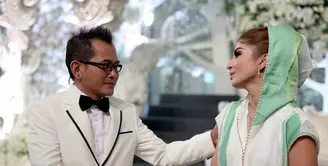 Resepsi pernikahan mewah telah disiapkan oleh Fiona Fachru Nisa dan suaminya Roni Fauzan. Namun sayang, Tuhan berkehendak lain. Resepsi mewah yang tidak mungkin dibatalkan itu berubah menjadi doa bersama. (Nurwahyunan/Bintang.com)