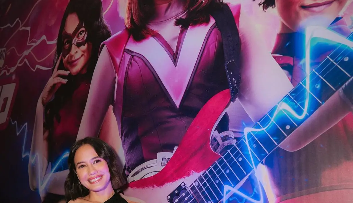 Dengan rambut pendek barunya, Pevita Pearce tampil flawless dengan soft makeup [@pevpearce]