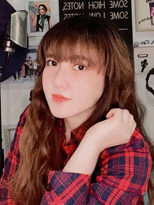 “Sampe pada akhirnya ada tragedi tarik2an dan aku gandolan pintu krn sangking gak maunya di bawa pindah. Ya krn aku ngerasaa duekett banget sama mamatik, dan terlanjur cinta dengan suasana di kota Surabaya,” jelas Via. (Instagram/viavallen)